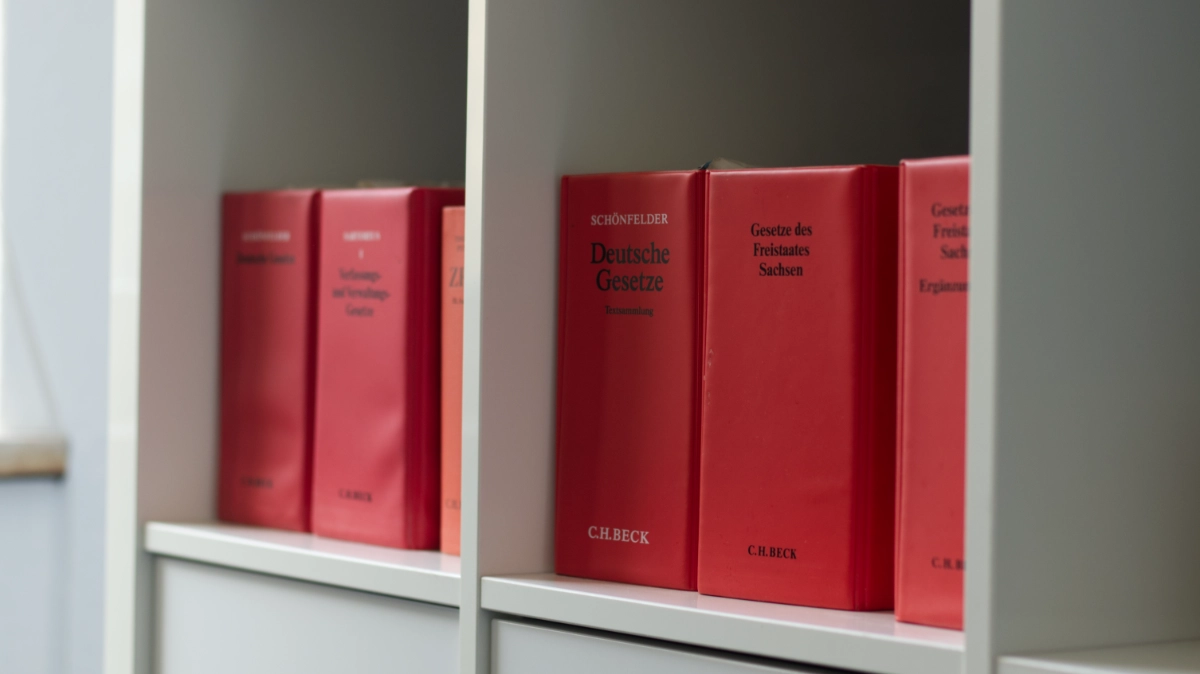 Gesetzbücher in der Kanzlei von Rechtsanwalt Michael Schmidt